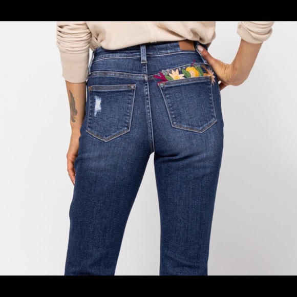 Judy Blue embroidered boyfriend jeans - Picture 2 of 10
